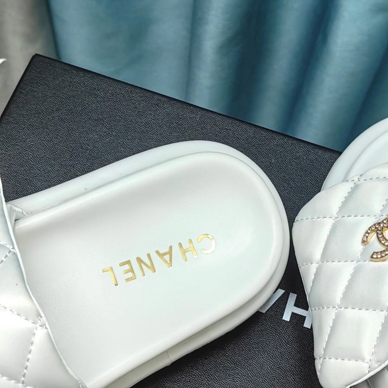 EyeCatching Chxnxl Slippers 130634
