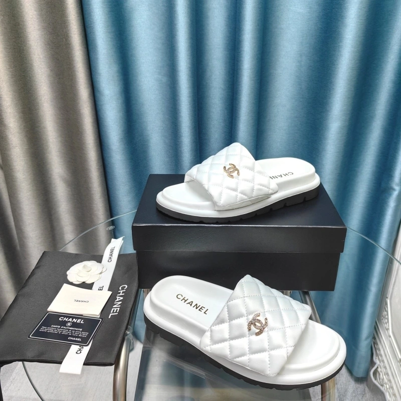 EyeCatching Chxnxl Slippers 130634