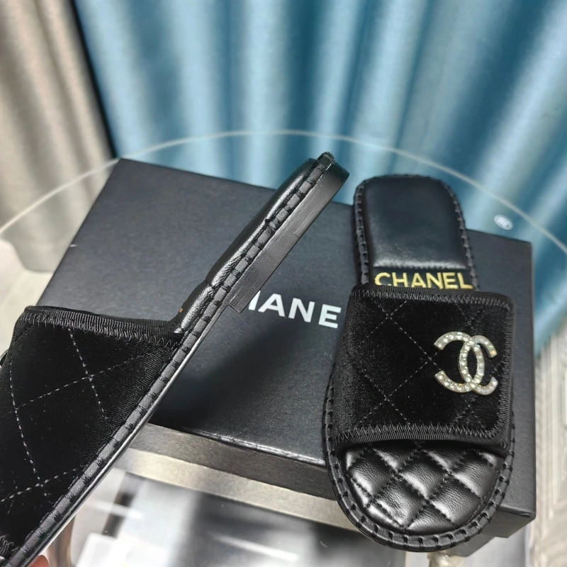 Timeless Chxnxl Slippers 130625
