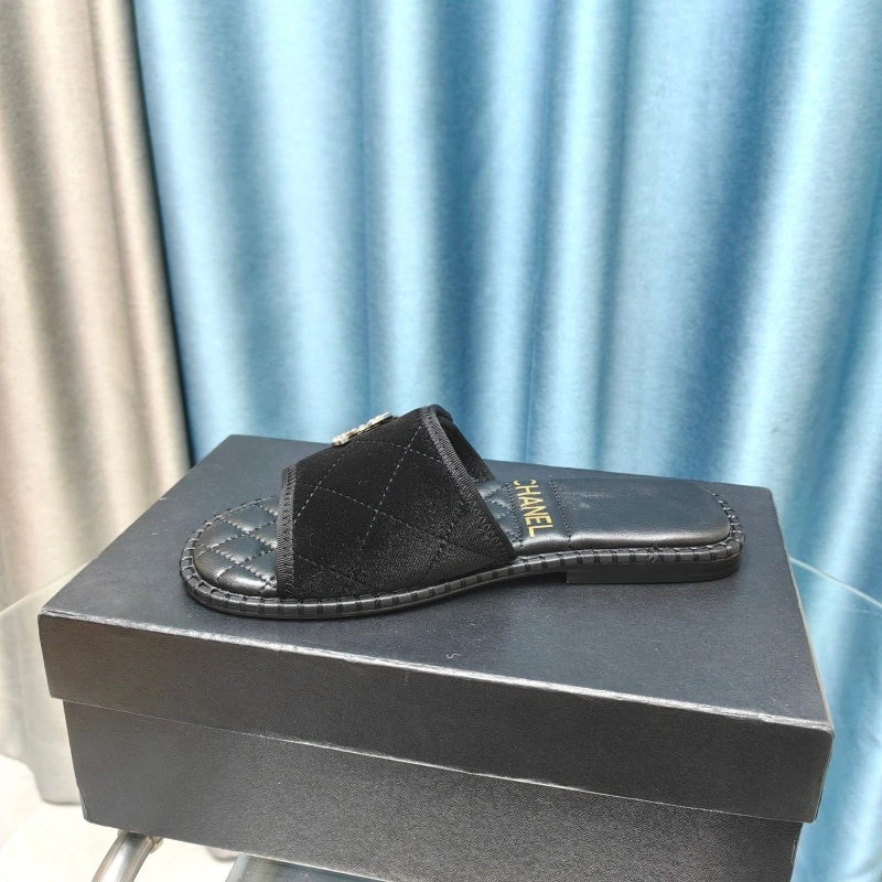 Timeless Chxnxl Slippers 130625
