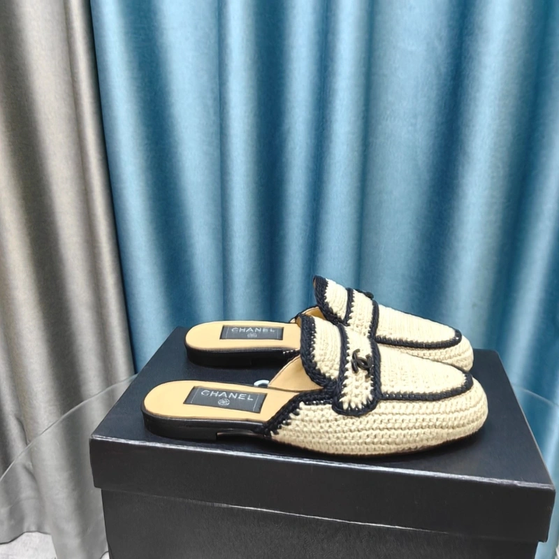 Sleek Chxnxl Slippers 130588