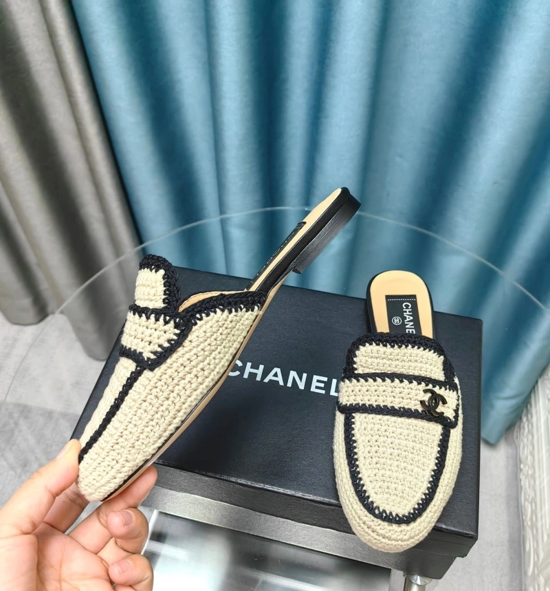 Sleek Chxnxl Slippers 130588