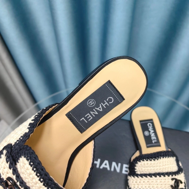 Sleek Chxnxl Slippers 130588