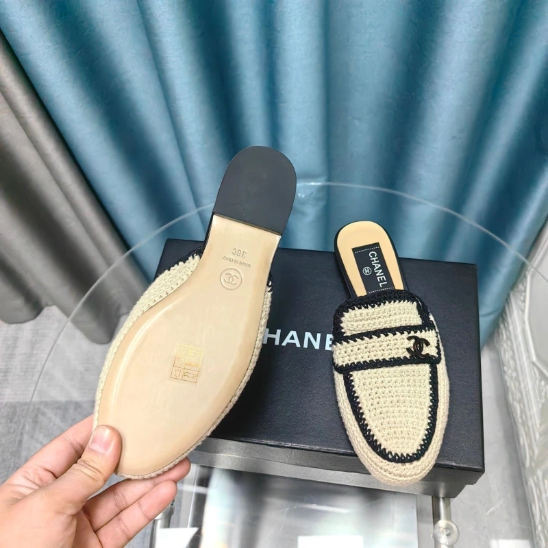 Sleek Chxnxl Slippers 130588