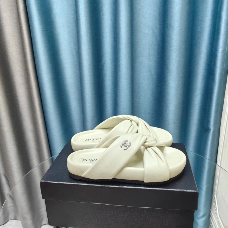 Trendsetting Chxnxl Slippers 130589