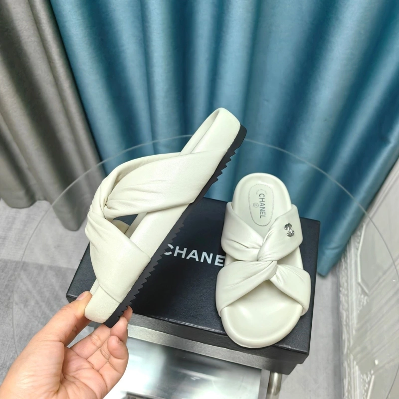 Trendsetting Chxnxl Slippers 130589