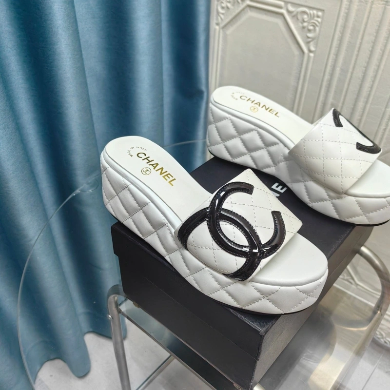 Unique Chxnxl Slippers 130575