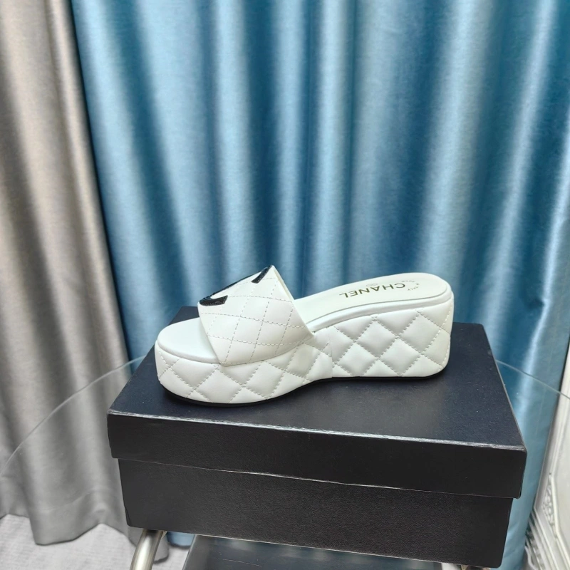 Unique Chxnxl Slippers 130575