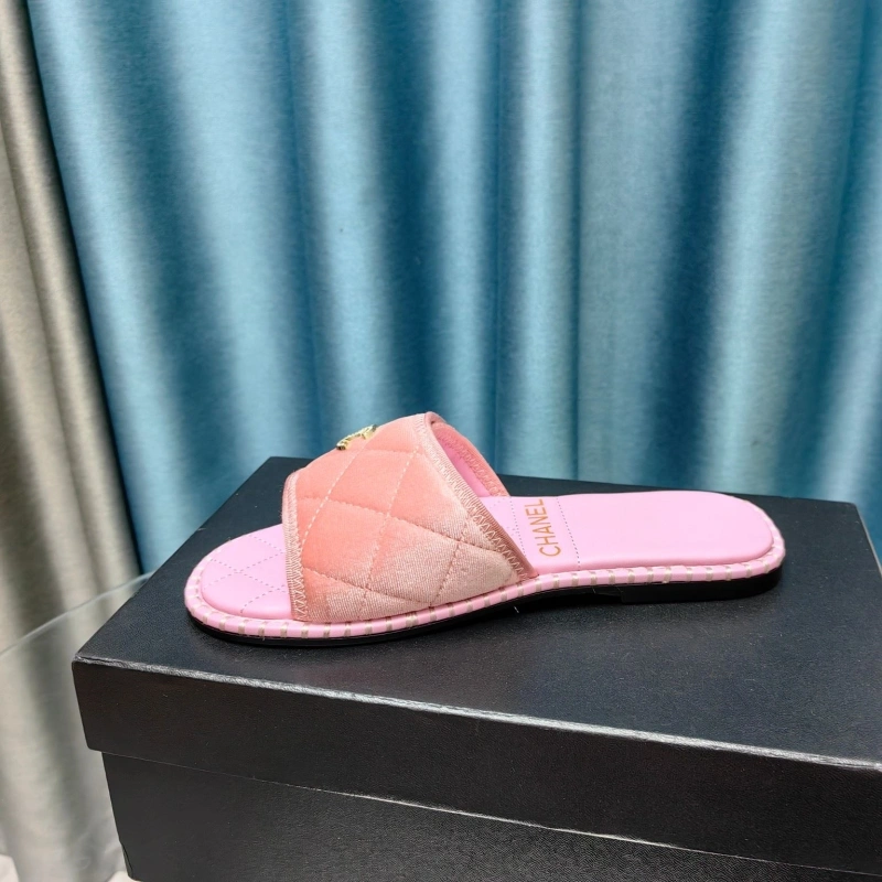 HighQuality Chxnxl Slippers 130572