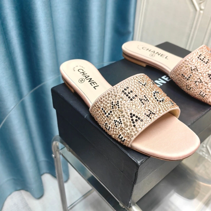 WellDesigned Chxnxl Slippers 130549
