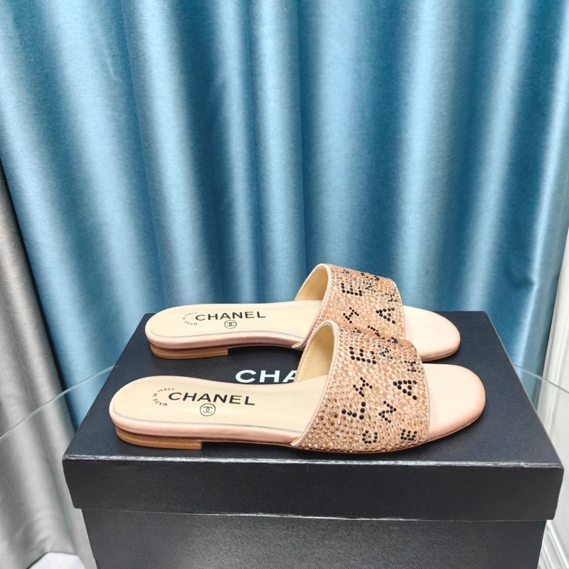 WellDesigned Chxnxl Slippers 130549