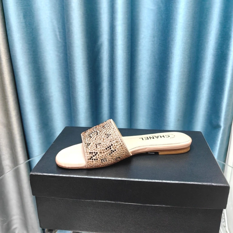 WellDesigned Chxnxl Slippers 130549
