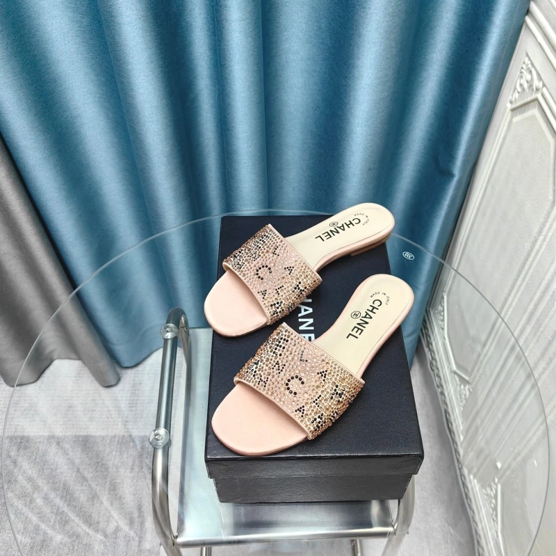 WellDesigned Chxnxl Slippers 130549