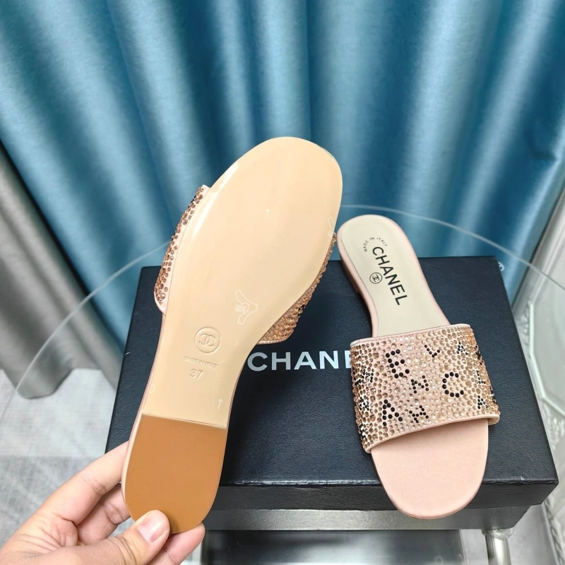WellDesigned Chxnxl Slippers 130549