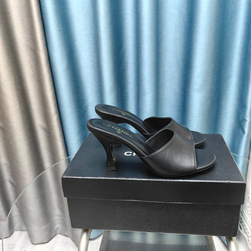 WellDesigned Chxnxl Slippers 130520