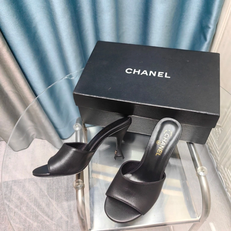 WellDesigned Chxnxl Slippers 130520