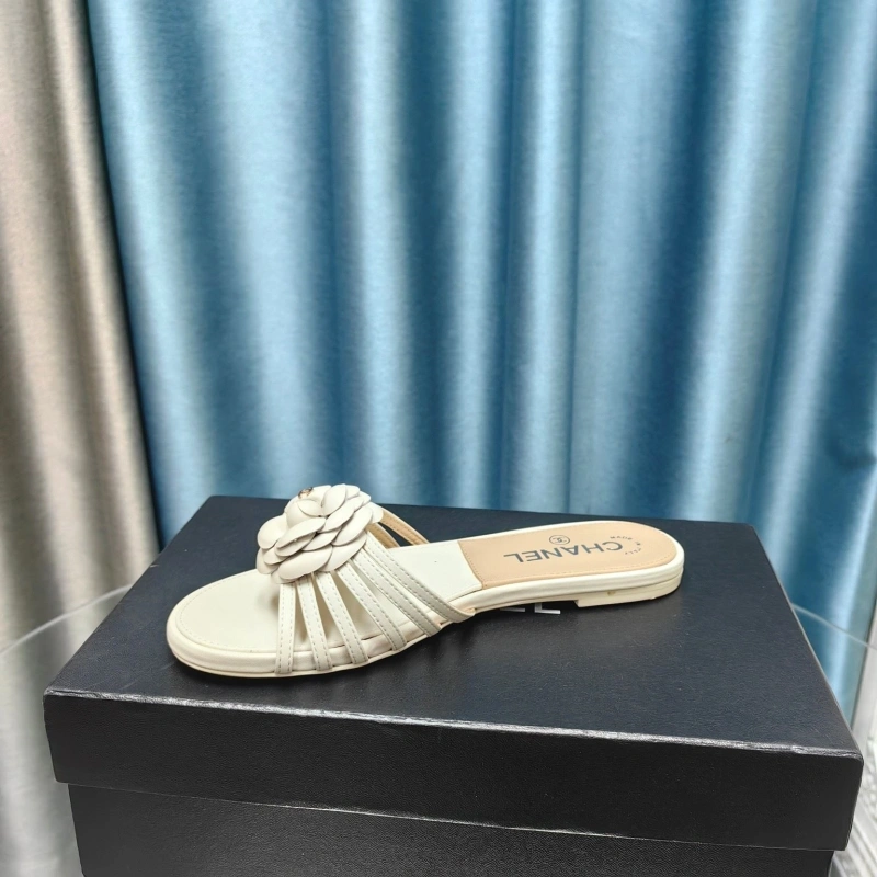 Trendsetting Chxnxl Slippers 130491