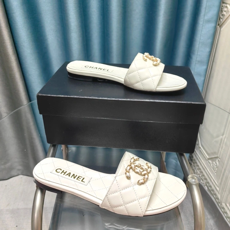 Sleek Chxnxl Slippers 130480