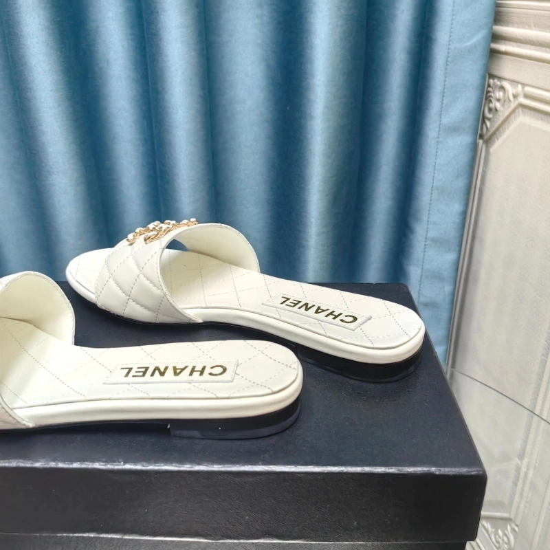 Sleek Chxnxl Slippers 130480