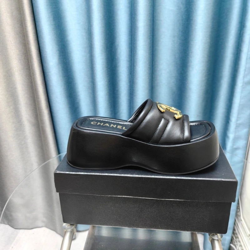 EyeCatching Chxnxl Slippers 130477