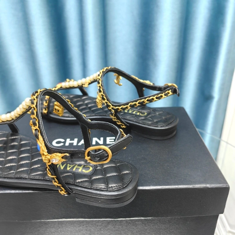EyeCatching Chxnxl Slippers 130429