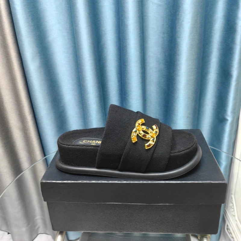 Unique Chxnxl Slippers 130402