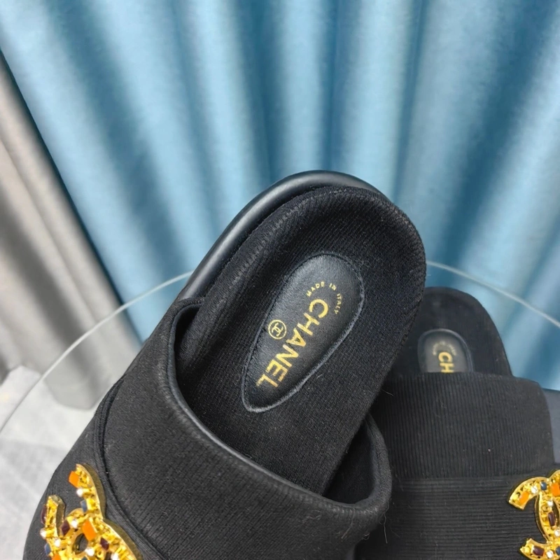 Unique Chxnxl Slippers 130402