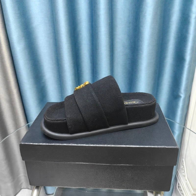 Unique Chxnxl Slippers 130402