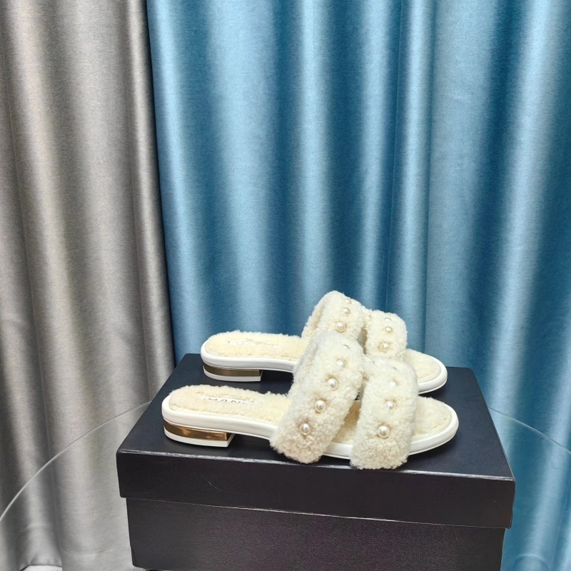 Classic Chxnxl Slippers 130404