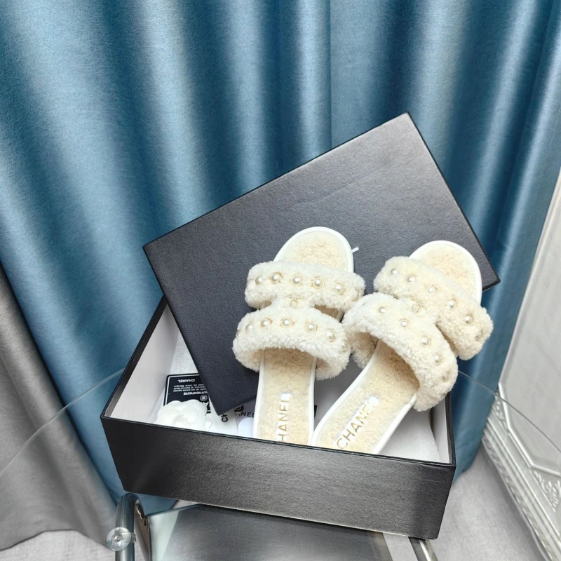 Classic Chxnxl Slippers 130404