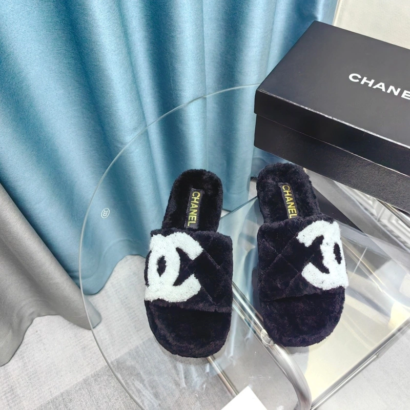 WellDesigned Chxnxl Slippers 130395