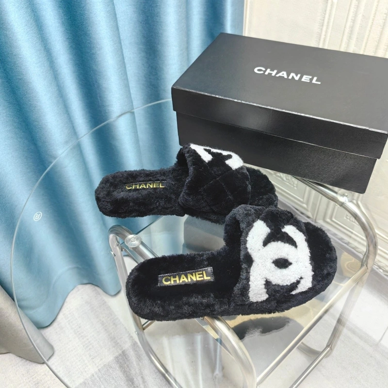 WellDesigned Chxnxl Slippers 130395