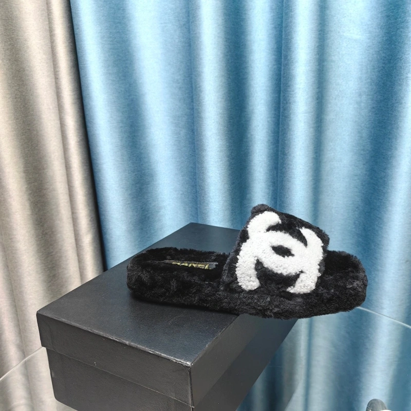 WellDesigned Chxnxl Slippers 130395