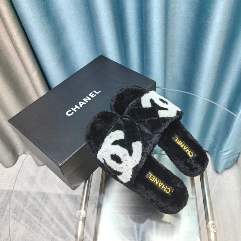 WellDesigned Chxnxl Slippers 130395