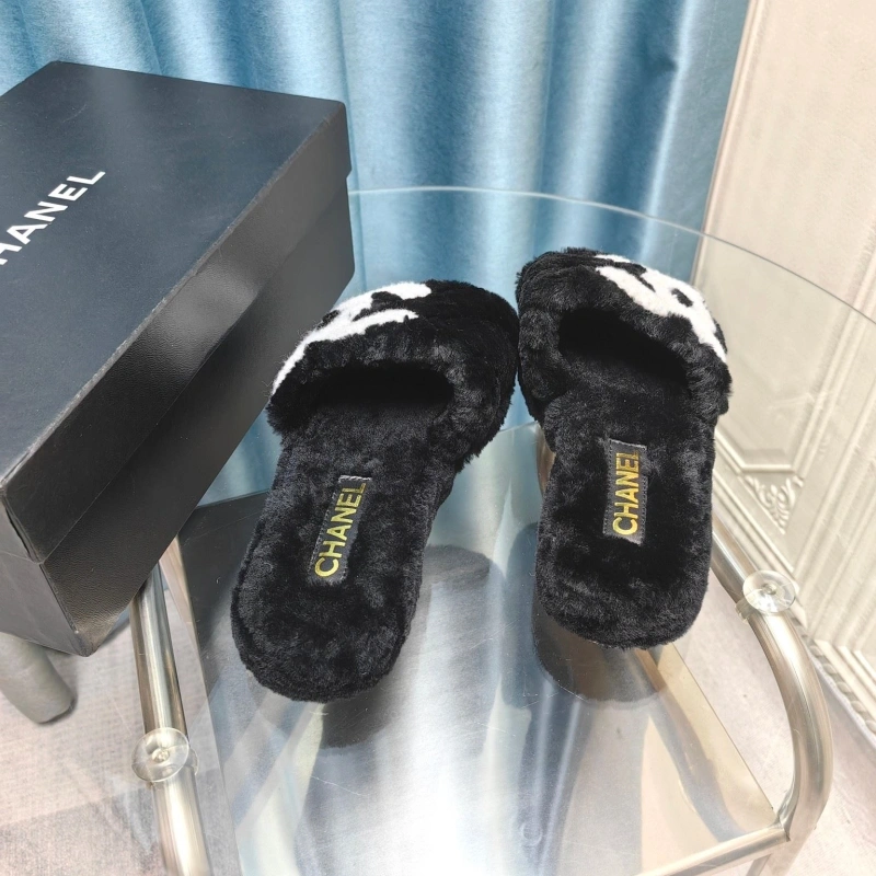 WellDesigned Chxnxl Slippers 130395