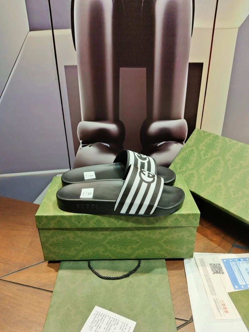 Versatile Gxccx Slippers 164674