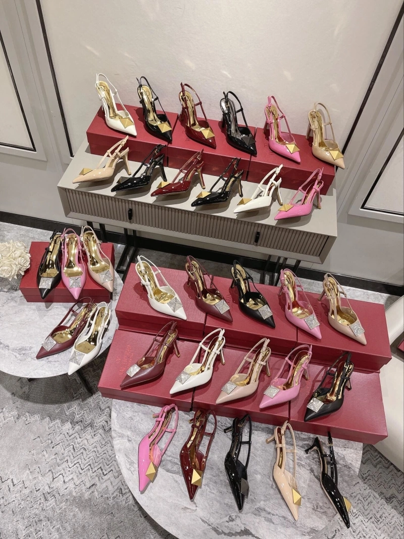 Versatile Vxlxntino Sandals 231898