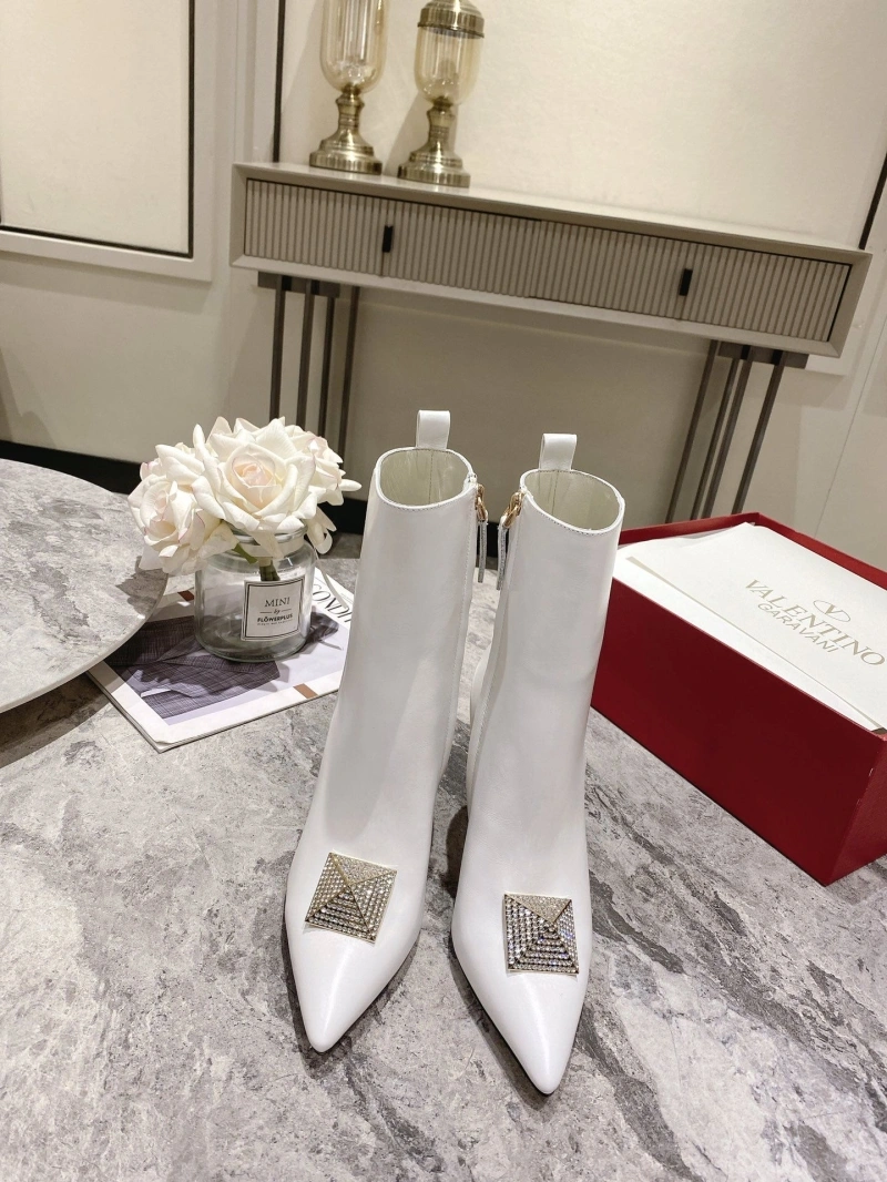 Versatile Vxlxntino Boots 232584