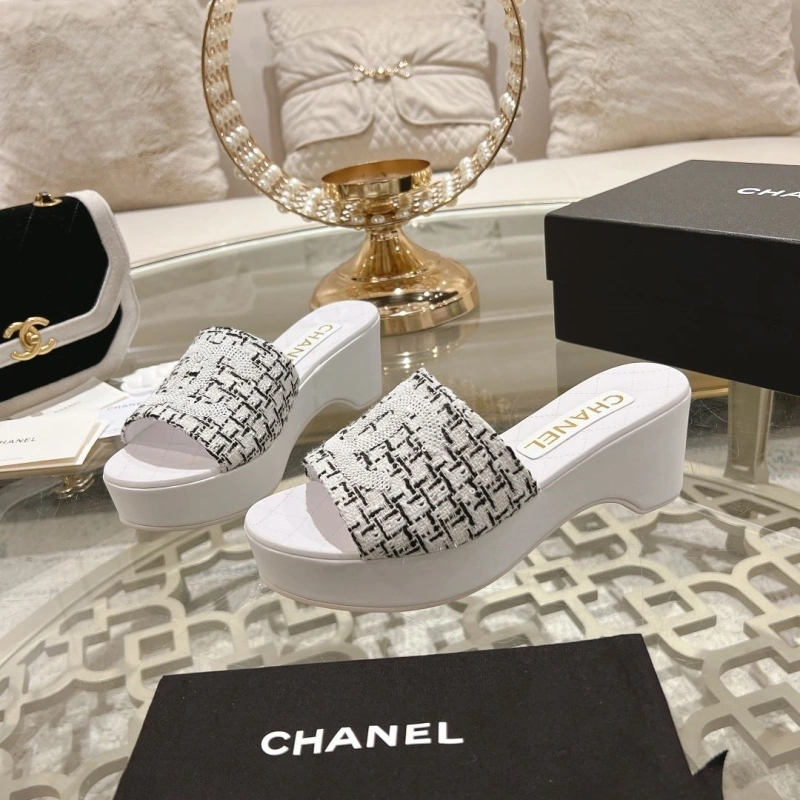 EyeCatching Chxnxl Slippers 132277