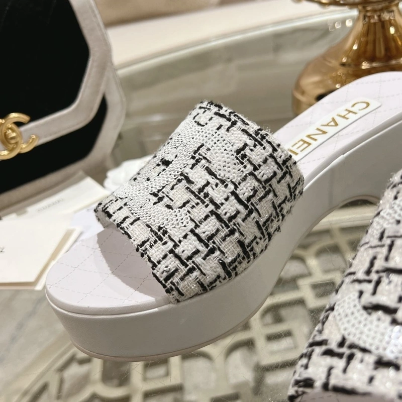 EyeCatching Chxnxl Slippers 132277