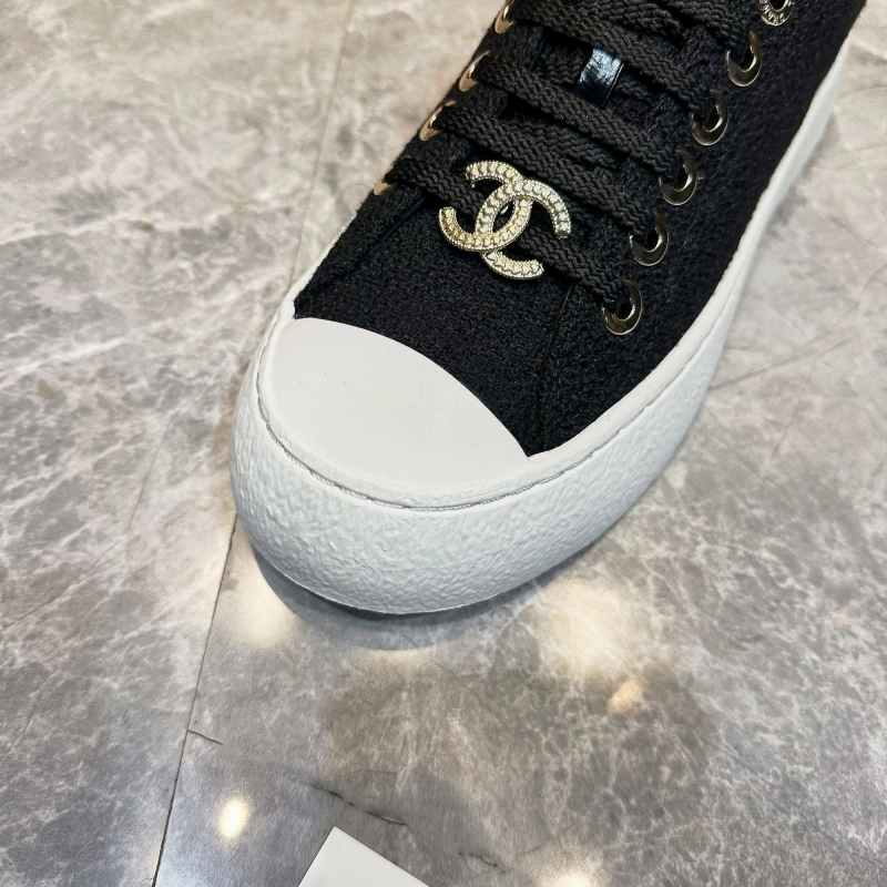 Sleek Chxnxl Sneakers 131949