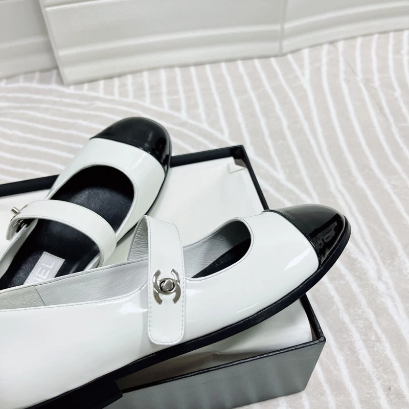 Resilient Chxnxl Flat Shoes 131611