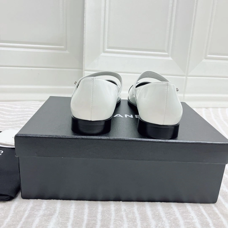 Resilient Chxnxl Flat Shoes 131611