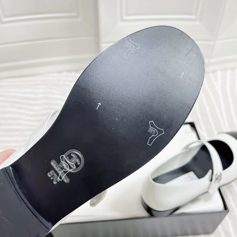 Resilient Chxnxl Flat Shoes 131611