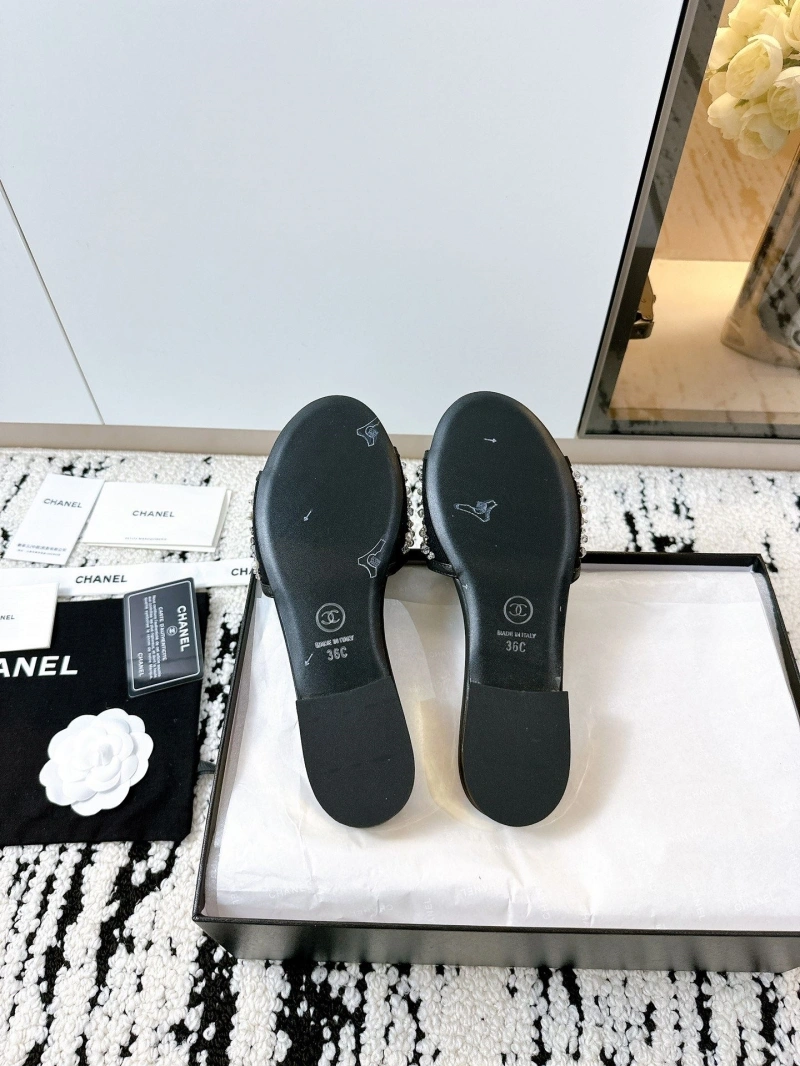 EyeCatching Chxnxl Slippers 132178