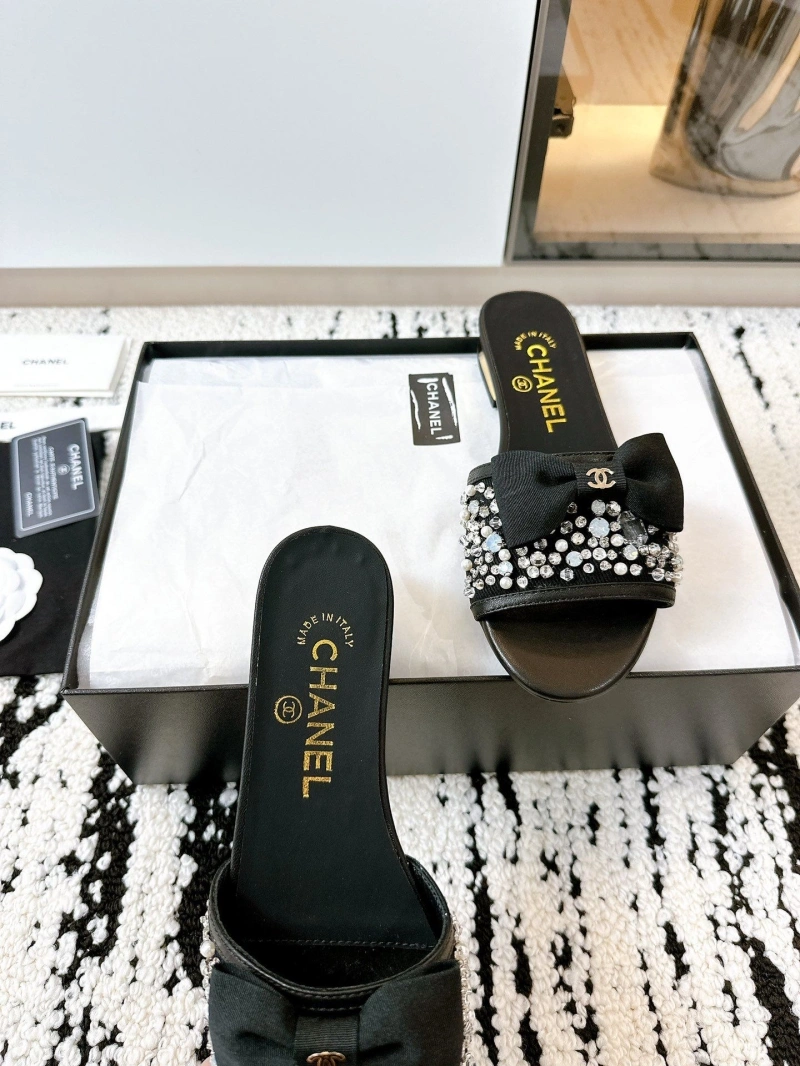 EyeCatching Chxnxl Slippers 132178