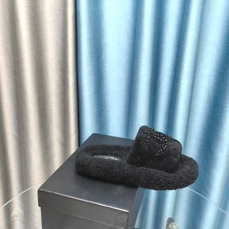 Durable Chxnxl Slippers 128253