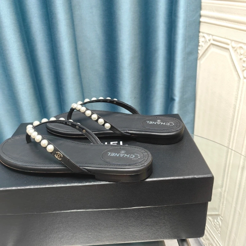 Versatile Chxnxl Slippers 128210