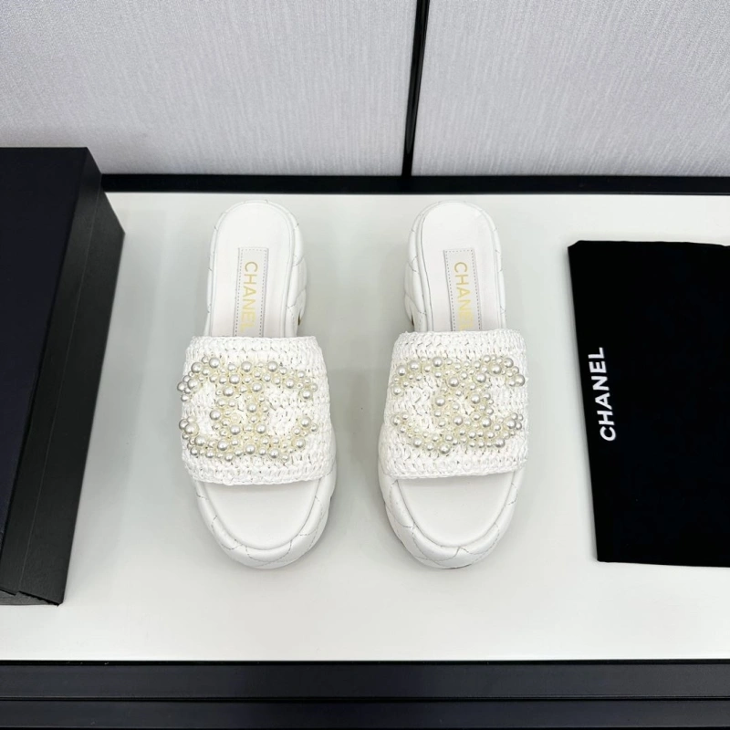 Sleek Chxnxl Slippers 128169