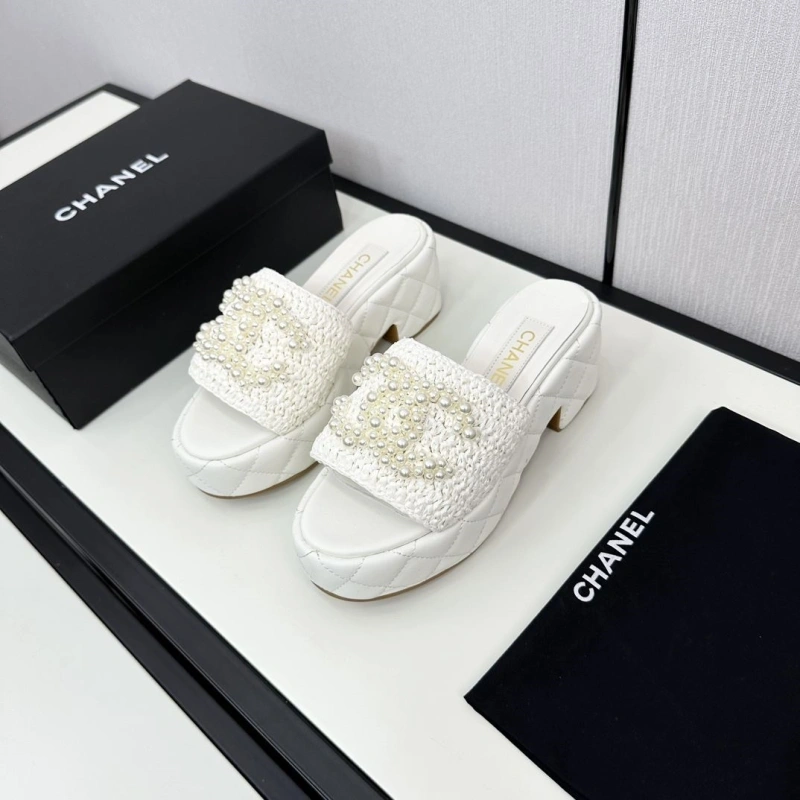 Sleek Chxnxl Slippers 128169